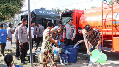 Polres Pasaman Barat Distribusikan Air Bersih, Bantu Warga Terdampak Kemarau di Hari Bhayangkara Ke-79