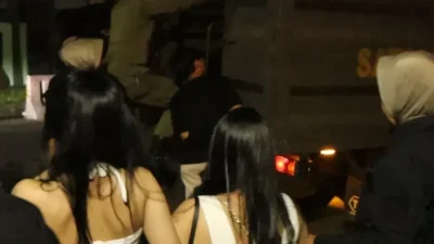 Satpol PP Padang Razia Muda-Mudi di Tempat Remang-remang, Temukan Alkohol dan Aktivitas Mencurigakan
