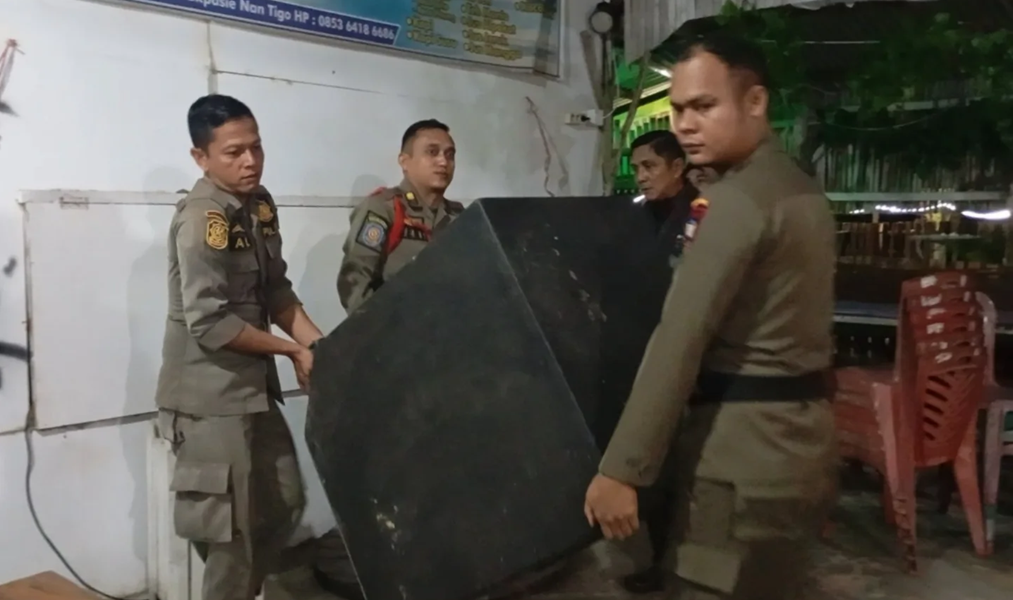 Satpol PP Padang Tertibkan Karaoke Liar Dekat Permukiman Warga