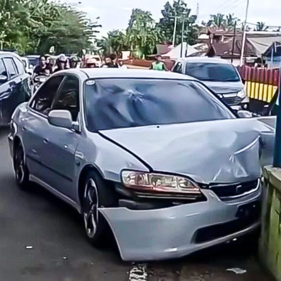 Sedan Hantam Halte Trans Padang: Sopir Diduga Ngantuk
