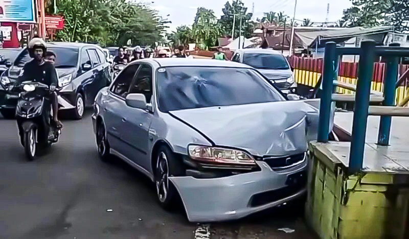 Sedan Hantam Halte Trans Padang: Sopir Diduga Ngantuk