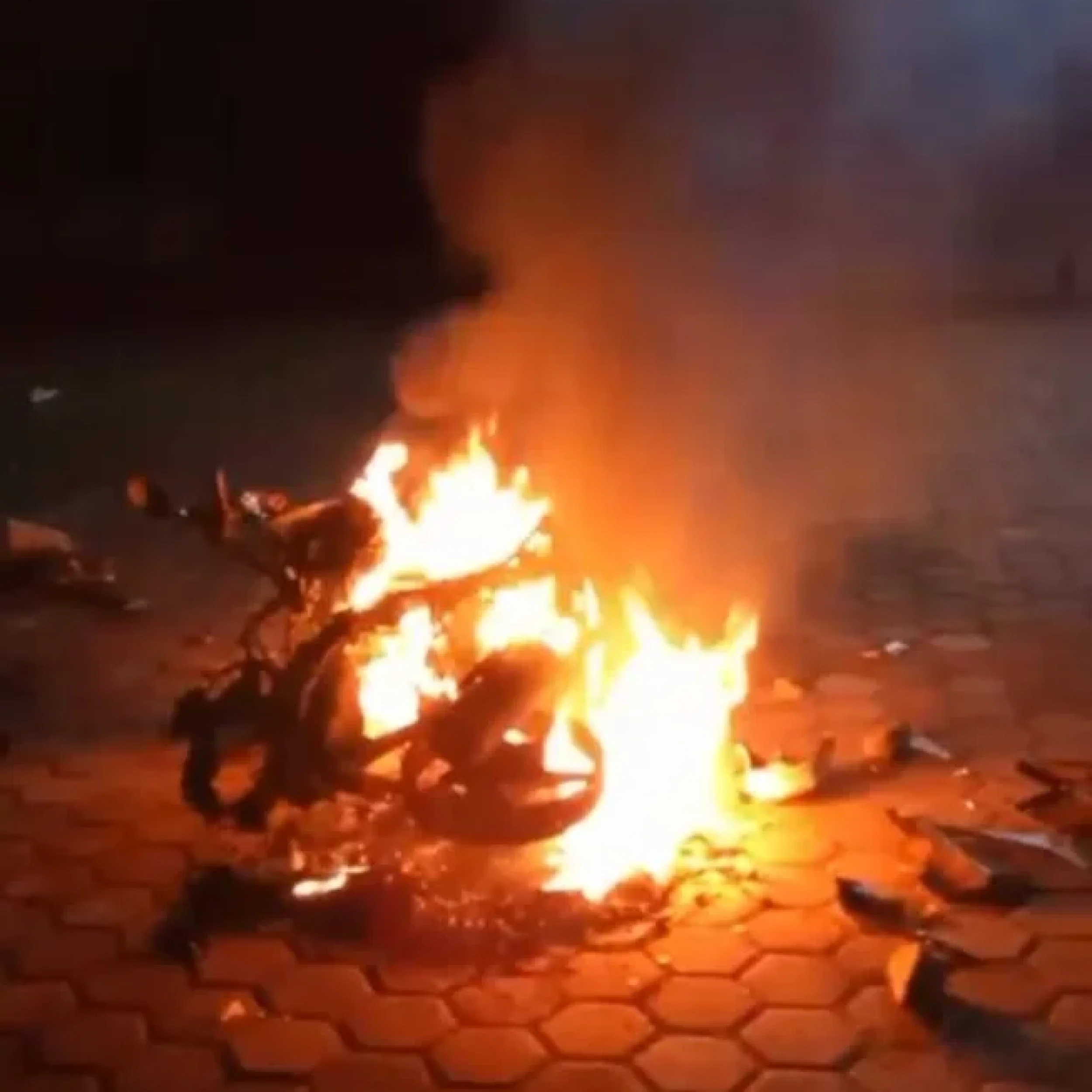 Teror Geng Motor Pasaman Barat: Pelajar Jadi Korban, Motor Dibakar!