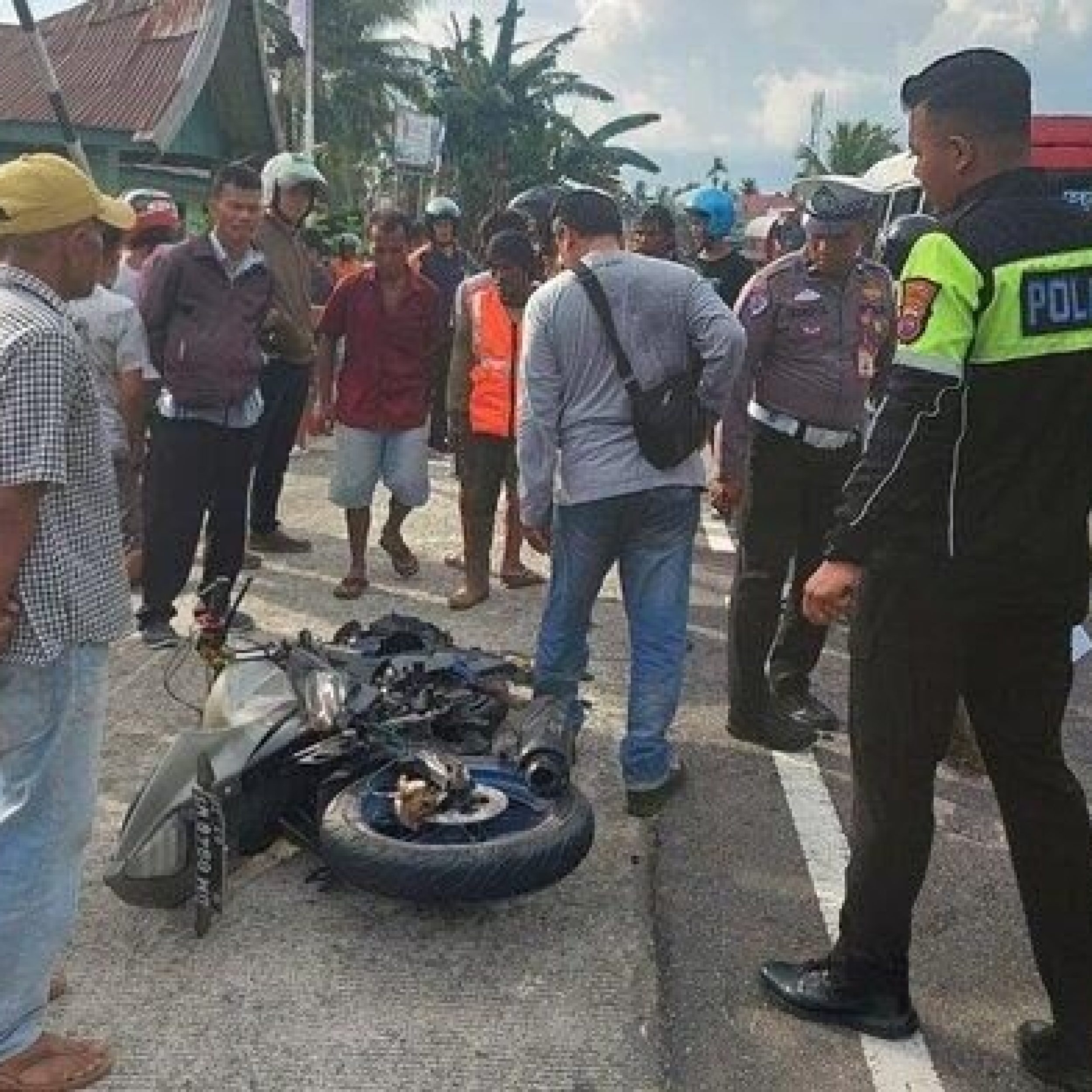 Tragedi Sicincin Pengendara R15 Tewas Terlindas Truk Usai Tabrakan NMAX, Dua Korban Luka-luka