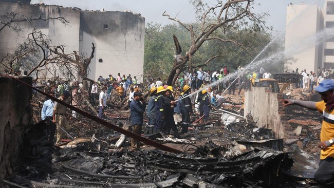 Tragedi Udara Ahmedabad, Air India Jatuh, Ratusan Jiwa Melayang Tragedi Udara Ahmedabad, Air India Jatuh, Ratusan Jiwa Melayang