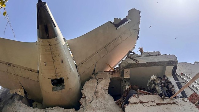Tragedi Udara Ahmedabad, Air India Jatuh, Ratusan Jiwa Melayang Tragedi Udara Ahmedabad: Air India Jatuh, Ratusan Jiwa Melayang