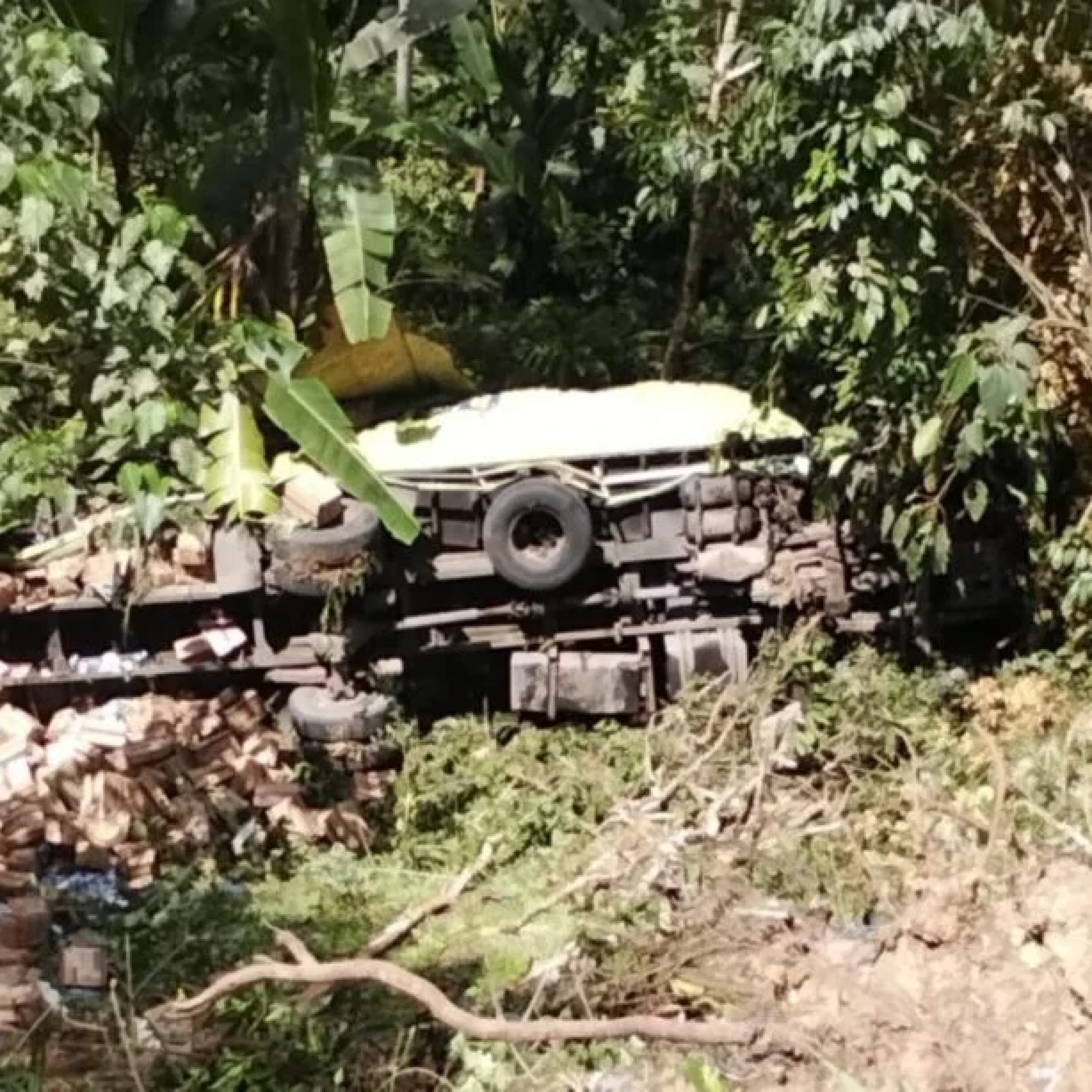 Truk Sabun Terjun ke Jurang Tanah Datar: Sopir Kritis, Lalu Lintas Tersendat