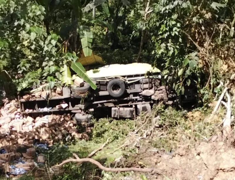 Truk Sabun Terjun ke Jurang Tanah Datar Sopir Kritis, Lalu Lintas Tersendat