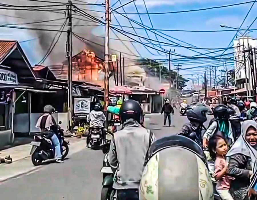 Warung Nasi Ampera Padang Hangus Dilalap Api: Kerugian Ditaksir Puluhan Juta!