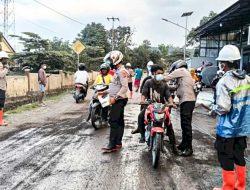 Gunung Lewotobi Meletus: Tim Medis Polda NTT Setia Melayani di Tengah Bahaya
