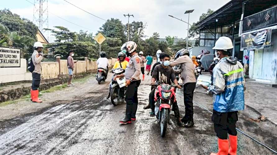 Gunung Lewotobi Meletus: Tim Medis Polda NTT Setia Melayani di Tengah Bahaya