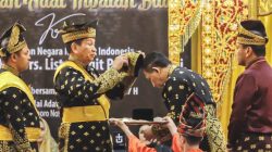 Kapolri Terima Penghargaan Adat Tertinggi dari Lembaga Adat Melayu Riau, Perkuat Sinergi Polri dan Masyarakat