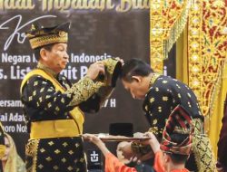 Kapolri Terima Penghargaan Adat Tertinggi dari Lembaga Adat Melayu Riau, Perkuat Sinergi Polri dan Masyarakat