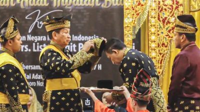 Kapolri Terima Penghargaan Adat Tertinggi dari Lembaga Adat Melayu Riau, Perkuat Sinergi Polri dan Masyarakat