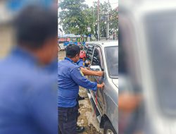 Kunci Tertinggal di Dalam Mobil: Damkar Padang Sigap Beri Bantuan