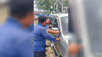 Kunci Tertinggal di Dalam Mobil: Damkar Padang Sigap Beri Bantuan