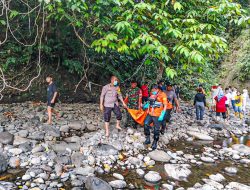 Jasad Pria Tak Dikenal Ditemukan di Sungai Lubuk Minturun Padang, Tim SAR Evakuasi Cepat