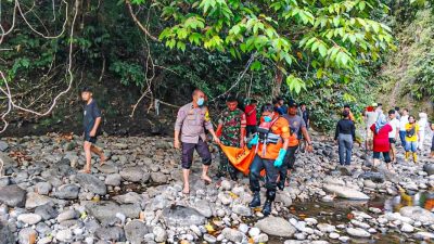 Jasad Pria Tak Dikenal Ditemukan di Sungai Lubuk Minturun Padang, Tim SAR Evakuasi Cepat