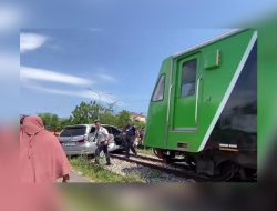 Mobil Avanza Ringsek Ditabrak Kereta Api di Padang, Pengemudi Abaikan Peringatan Masinis