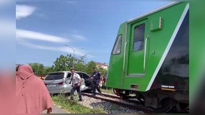 Mobil Avanza Ringsek Ditabrak Kereta Api di Padang, Pengemudi Abaikan Peringatan Masinis
