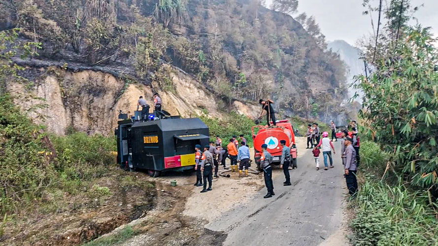 Polres 50 Kota dan Tim Gabungan Berjibaku Padamkan Kebakaran Hutan Lembah Harau
