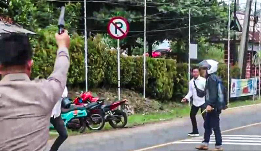Pria Nekat Serang Polisi Pakai Sajam Saat Razia Lalu Diringkus Pria Nekat Serang Polisi Pakai Sajam Saat Razia Lalu Diringkus
