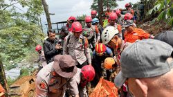 Tim SAR Brimob Bergerak Cepat dalam Evakuasi Korban Longsor Cisarua Bogor