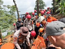 Tim SAR Brimob Bergerak Cepat dalam Evakuasi Korban Longsor Cisarua Bogor
