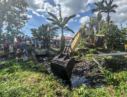 Warga Kampung Baru Berok Padang Bikin Terobosan Bersih-bersih Lingkungan Pakai Alat Berat!