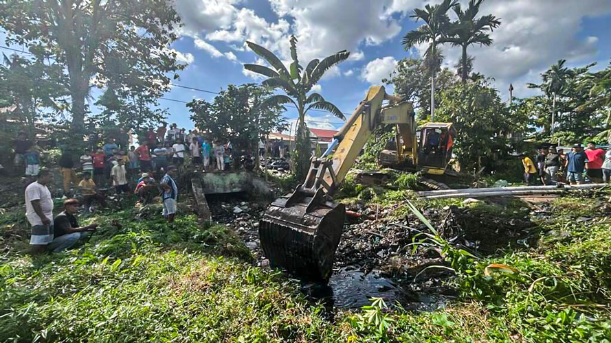 Warga Kampung Baru Berok Padang Bikin Terobosan Bersih-bersih Lingkungan Pakai Alat Berat!