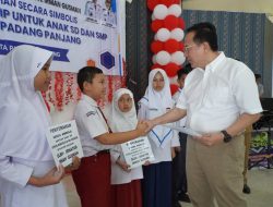Bantuan PIP Diberikan kepada 156 Siswa di Padang Panjang, Irman Gusman Tekankan Pentingnya Pendidikan