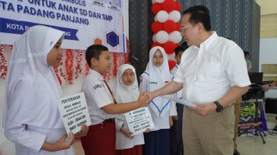 Bantuan PIP Diberikan kepada 156 Siswa di Padang Panjang, Irman Gusman Tekankan Pentingnya Pendidikan