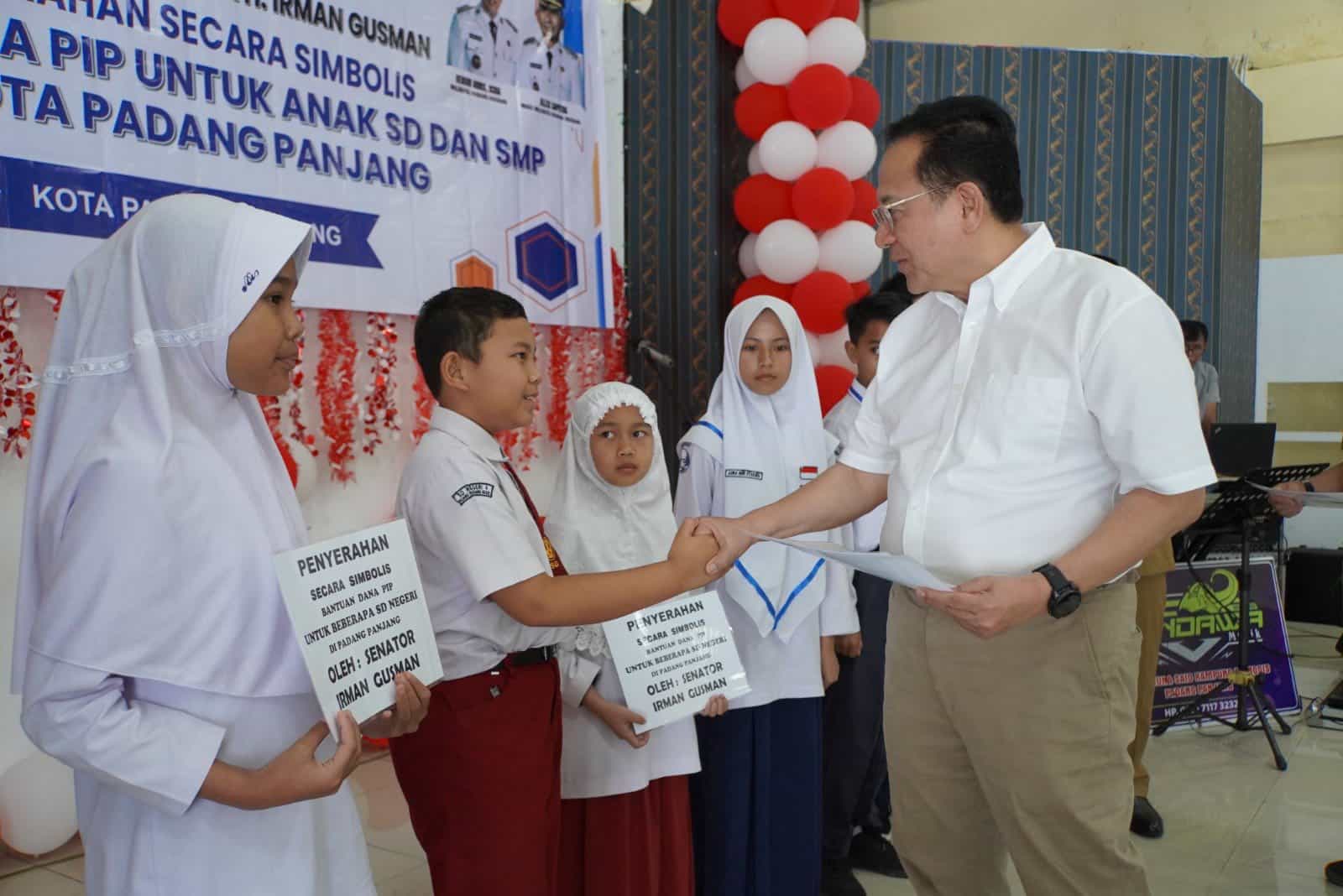 Bantuan PIP Diberikan kepada 156 Siswa di Padang Panjang, Irman Gusman Tekankan Pentingnya Pendidikan
