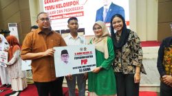 Bantuan Pendidikan Rp899 Juta Disalurkan ke Pelajar Dharmasraya, Andre Rosiade dan Bupati Sinergi Majukan Daerah