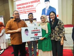 Bantuan Pendidikan Rp899 Juta Disalurkan ke Pelajar Dharmasraya, Andre Rosiade dan Bupati Sinergi Majukan Daerah