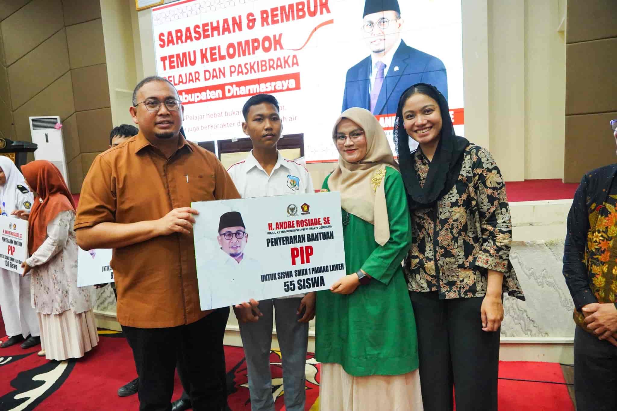 Bantuan Pendidikan Rp899 Juta Disalurkan ke Pelajar Dharmasraya, Andre Rosiade dan Bupati Sinergi Majukan Daerah
