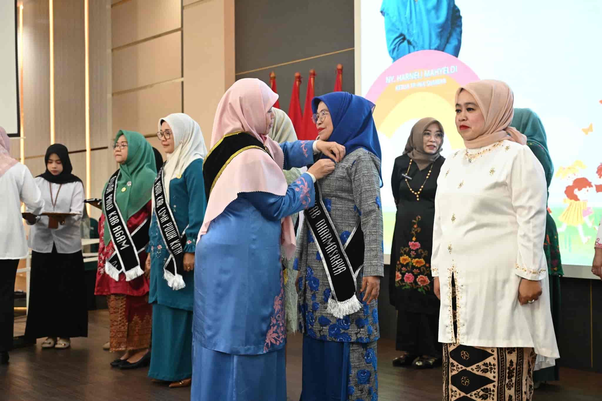 Bunda PAUD Dharmasraya Resmi Dikukuhkan, Leli Arni Siap Wujudkan Generasi Emas