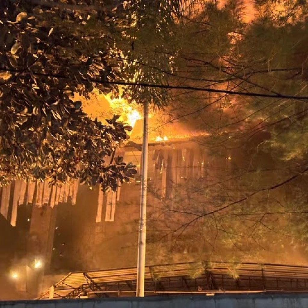 Gedung DPRD Makassar Terbakar Hebat Setelah Demo Tolak Tunjangan DPR RI Berujung Ricuh