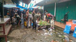 Gotong Royong TMMD: Kodim 0310/SSD Bersihkan Pasar Pulau Punjung Demi Kenyamanan Warga