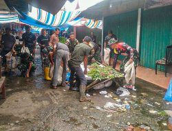 Gotong Royong TMMD: Kodim 0310/SSD Bersihkan Pasar Pulau Punjung Demi Kenyamanan Warga