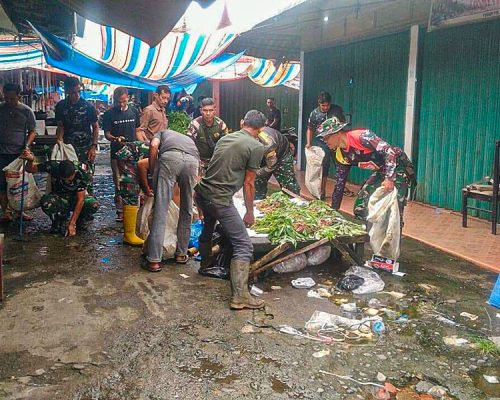 Gotong Royong TMMD: Kodim 0310/SSD Bersihkan Pasar Pulau Punjung Demi Kenyamanan Warga
