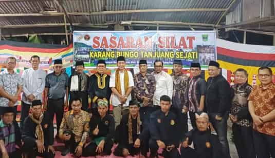 John Kenedy Azis Silat Sebagai Fondasi Pembinaan Karakter dan Jati Diri Generasi Muda di Padang Pariaman
