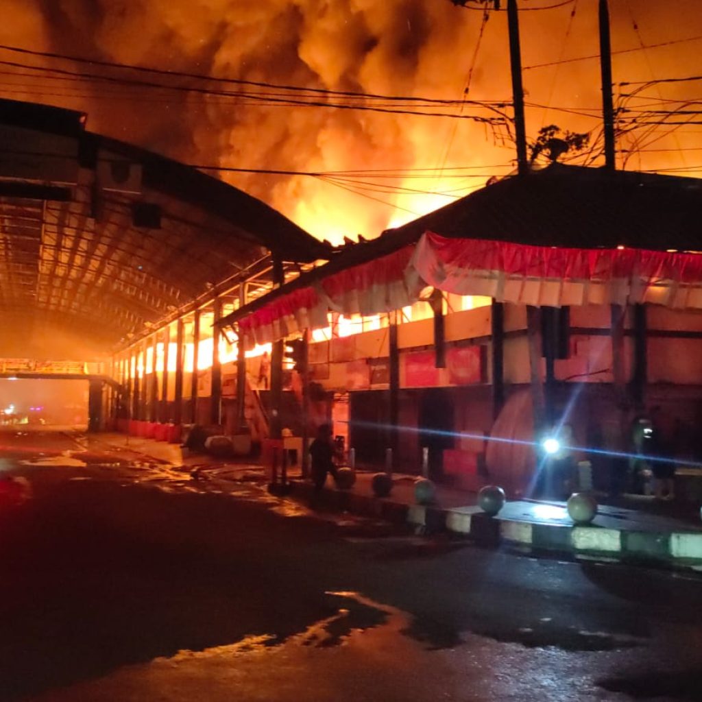 Kebakaran Hebat Melanda Pasar Atas Payakumbuh, Ratusan Toko dan Lapak Ludes