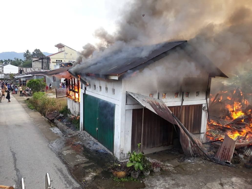 Kebakaran Hebat di Solok Selatan, Dua Rumah Ludes di Pasar Baru Simpang Tambang