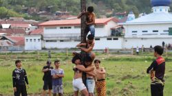 Kekompakan Lomba Panjat Pinang di Padang Panjang, Wako Hendri Arnis Ajak Warga Jaga Persatuan