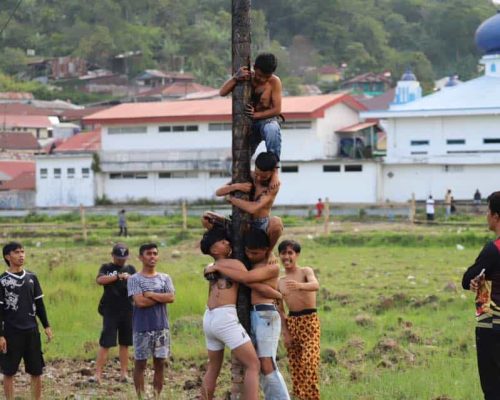 Kekompakan Lomba Panjat Pinang di Padang Panjang, Wako Hendri Arnis Ajak Warga Jaga Persatuan
