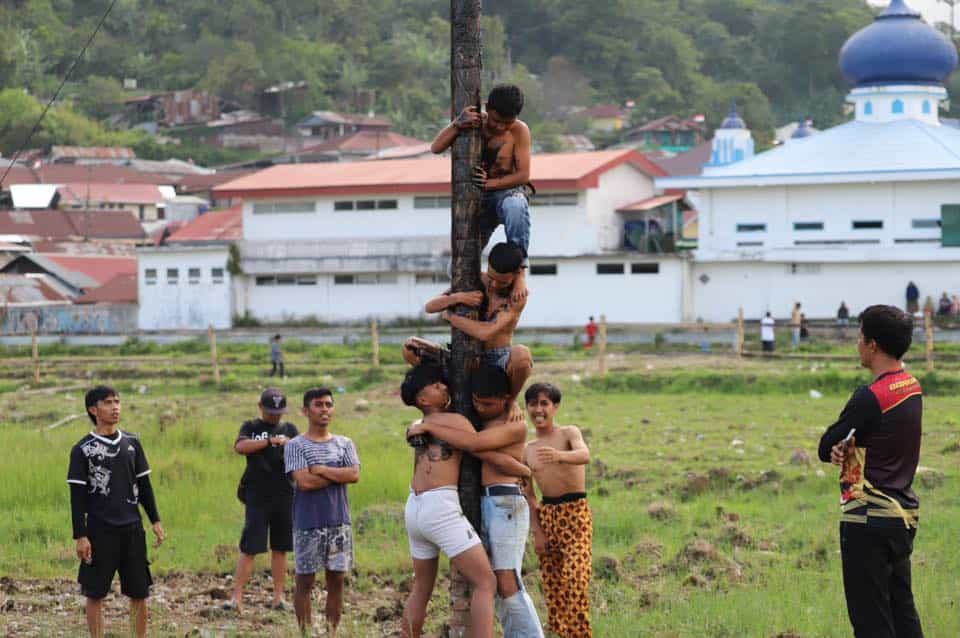 Kekompakan Lomba Panjat Pinang di Padang Panjang, Wako Hendri Arnis Ajak Warga Jaga Persatuan