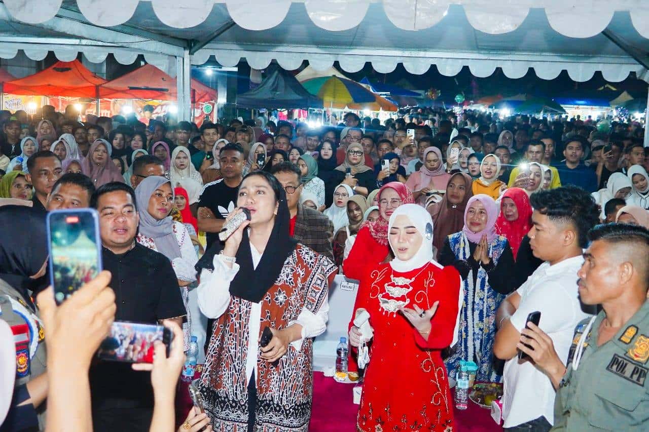 Konser Heboh Fauzana di Dharmasraya, Duet dan Aksi Panggung Bupati Annisa Jadi Puncak Kemeriahan