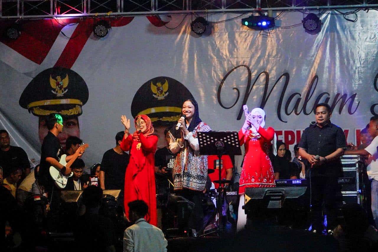 Konser Heboh Fauzana di Dharmasraya, Duet dan Aksi Panggung Bupati Annisa Jadi Puncak Kemeriahan