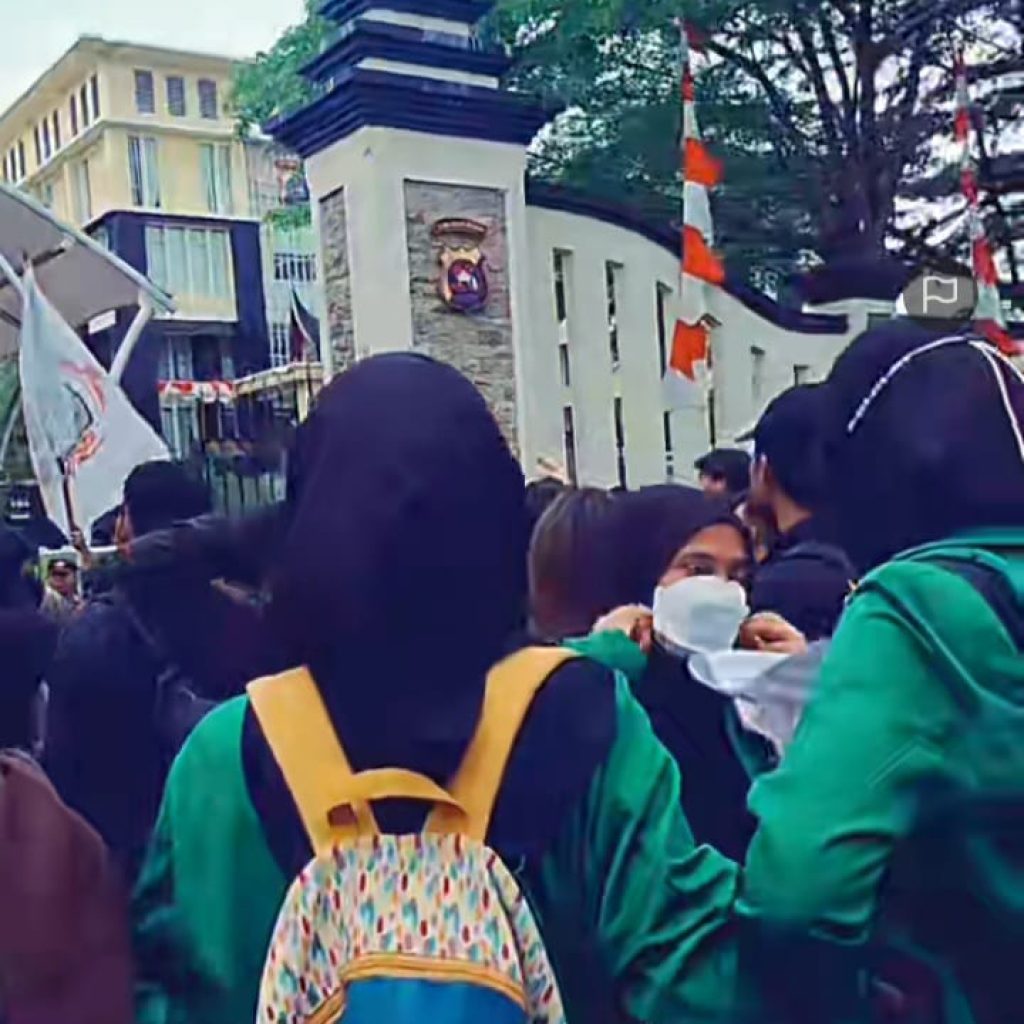 Mahasiswa dan Ojol Geruduk Mapolda Sumbar, Tuntut Keadilan Kematian Affan Kurniawan