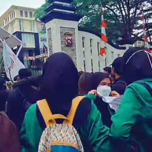 Mahasiswa dan Ojol Geruduk Mapolda Sumbar, Tuntut Keadilan Kematian Affan Kurniawan